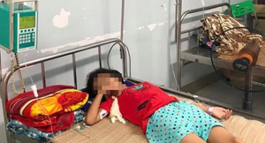 Mua nước ở cổng trường bị đưa nhầm chai axit rửa ắc quy, bé 11 tuổi nguy kịch