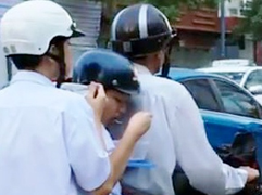 Những đứa trẻ suốt ngày ngồi yên xe đi học và áp lực học sinh trường chuyên