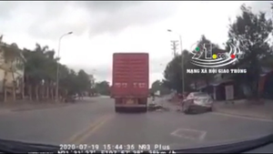 Clip: Nam thanh niên phóng xe máy vượt ẩu, suýt bị container cán qua người