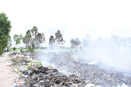 Bãi rác cháy âm ỉ gần khu dân cư, hàng trăm người phải bịt khẩu trang ngày đêm