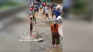 Xe ben bị nước lũ cuốn xuống suối ở Hà Giang, tài xế thiệt mạng