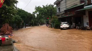 Video: Phố phường Hà Giang mênh mông nước, người dân chật vật chống lũ
