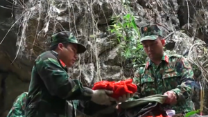 Video: Rà mìn, bới đất, lật đá đưa liệt sĩ Vị Xuyên về với đất mẹ