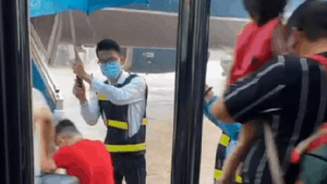 Dầm mình dưới mưa che ô cho khách, 2 tiếp viên hàng không nhận 'bão like'