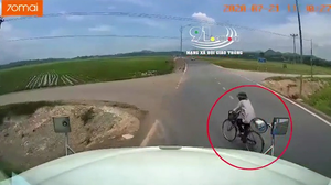 Tài xế container đánh lái lao xuống ruộng cứu mạng người đi xe đạp