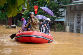 Công an Hà Giang huy động lực lượng hỗ trợ người dân trong vùng ngập lụt