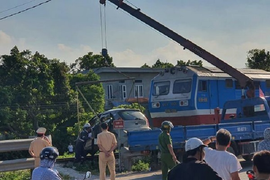 Taxi băng đường ngang bị tàu hỏa tông, 3 người thương vong