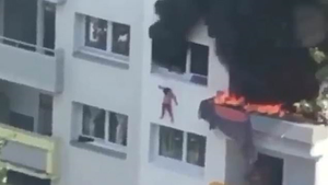 Video: Thót tim 2 bé trai nhảy từ tầng 3 chung cư bốc cháy xuống đất