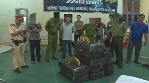 CSGT nổ súng truy bắt 2 người vận chuyển 200 kg ma túy đá 