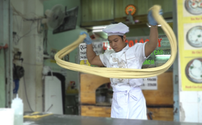 Nam đầu bếp nhào bột, kéo mì như múa võ Kungfu ở TP.HCM