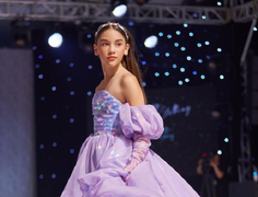 Mẫu nhí lai Tây 10 tuổi lộng lẫy trên sàn catwalk