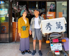 Ông bà chủ tiệm giặt U90 gây sốt mạng với chiêu tìm chủ cho món đồ bỏ quên