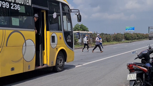 Bất chấp nguy hiểm, công nhân xé rào chắn liều mình sang đường ở Bắc Ninh