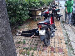 Thanh niên gục chết cạnh xe máy, trên ngực găm dao Thái Lan