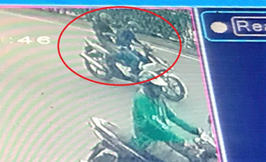 Truy bắt 2 tên cướp bịt mặt giật điện thoại của người đi xe máy trên phố