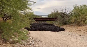 Dòng nước lũ đen kịt như ngày tận thế gây hoang mang