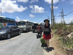 Hàng trăm ô tô chen chúc chờ phà ra đảo Cát Bà, khách phải đi bộ gần 1km