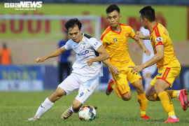 Văn Toàn chạy đua dũng mãnh, đối thủ 3 lần ngáng chân mới cản nổi