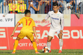 HLV HAGL cảm động: Bố nguy kịch, Văn Thanh vẫn một lòng chiến đấu