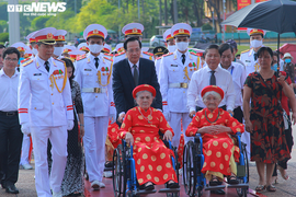 Mẹ Việt Nam Anh hùng xúc động viếng Lăng Bác, rưng rưng đọc thơ tiễn con ra trận