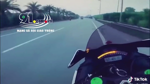 Phẫn nộ cảnh 2 mô tô phân khối lớn rượt đuổi nhau trên đường Hà Nội