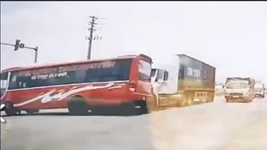 Xe đầu kéo vượt đèn đỏ tông xe khách khiến 4 người thương vong