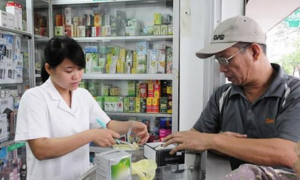 Từ hôm nay 26/7, người mua thuốc hạ sốt phải để lại thông tin cá nhân