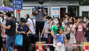 Hàng nghìn người tụ tập xem đóng cửa lãnh sự quán Mỹ tại Thành Đô