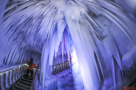 Khám phá hang động khổng lồ đóng băng giữa mùa hè