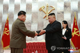 Ông Kim Jong-un trao súng đặc biệt cho sĩ quan chỉ huy quân đội 