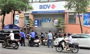 Nổ súng cướp ngân hàng BIDV: Trước khi bỏ trốn, 2 tên cướp còn ném lựu đạn