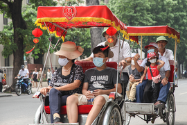 Dịch COVID-19 quay trở lại, người Hà Nội tự giác đeo khẩu trang nơi công cộng