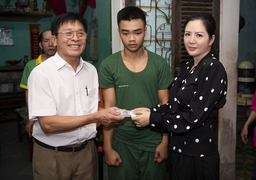 Ca sĩ Đinh Hiền Anh giúp bệnh nhân ung thư trả nợ ngân hàng