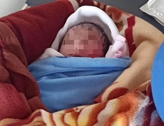 Bé gái còn nguyên dây rốn bị bỏ ở ruộng khoai, toàn thân cháy nắng