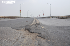 Cầu Thăng Long trong ngày đầu tiên cấm các phương tiện để sửa chữa