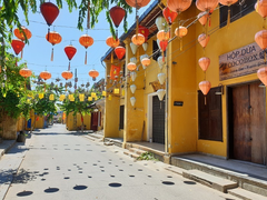 Ảnh: Phố cổ Hội An vắng vẻ trong ngày đầu tạm dừng đón khách lưu trú