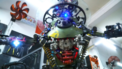 Kỳ lạ chiếc bàn robot làm từ phụ tùng ô tô ở TP.HCM