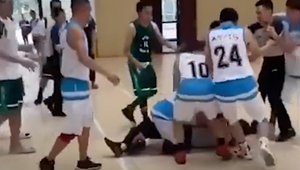 Cầu thủ bóng rổ Trung Quốc lao vào đánh 3 trọng tài