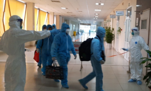 Hình ảnh 129 bệnh nhân mắc COVID-19 về từ Guinea Xích đạo tại Viện Nhiệt đới TW