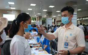COVID-19 lây lan, các bệnh viện Hà Nội siết chặt quy trình khám bệnh