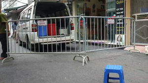 Video: Hà Nội phong tỏa khu dân cư liên quan trường hợp nghi mắc COVID-19