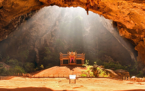 Kỳ bí Đền vàng trong hang sâu của vua Thái Lan