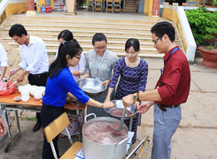 Thầy cô thức thâu đêm nấu chè tú tài để chúc học trò thi tốt