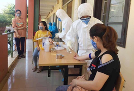 Lấy mẫu xét nghiệm COVID-19 gần 100 sinh viên Đại học Huế đến từ vùng dịch