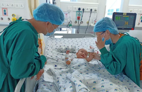 Diệu Nhi-Trúc Nhi cai máy thở, cười đùa sau 2 tuần hậu phẫu