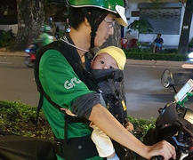 Cha địu con 8 tháng tuổi chạy Grab giữa cái nắng Sài Gòn 37 độ