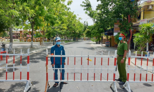 Cận cảnh chốt phong tỏa khối phố có 3 người nghi nhiễm COVID-19 ở Hội An