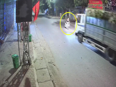 Xe máy lao vào đầu xe tải, người phụ nữ nguy kịch