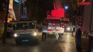 Video: Sập giàn giáo trên phố Hà Nội, 3 người chết 