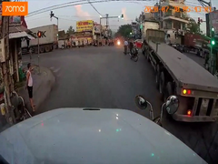 Vượt đèn đỏ, người phụ nữ bị xe container cán thiệt mạng